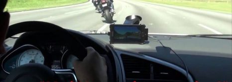 Audi R8 Vs Suzuki GSXR1000